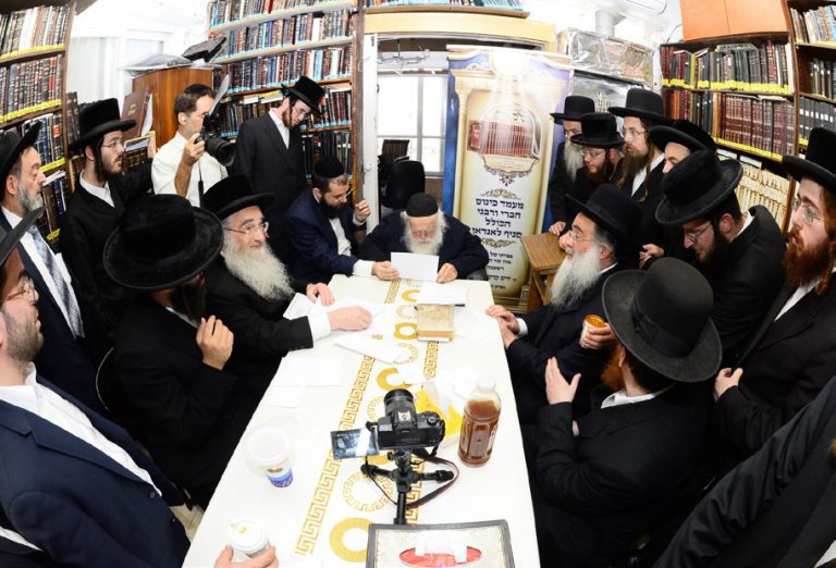 Shas Yiden Geonim from London Arrive in Israel, and Grace Annual Siyum Hashas