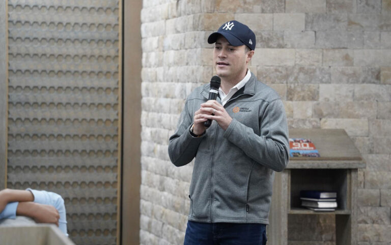 United Hatzalah and Gindi Family Distribute Hundreds of Kids Books